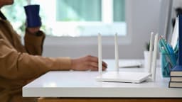 Does my home router keep logs of all data transfers?